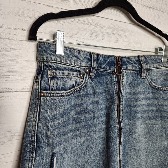 We The Free Size 26 Distressed Denim Mini Skirt - Picture 2 of 9